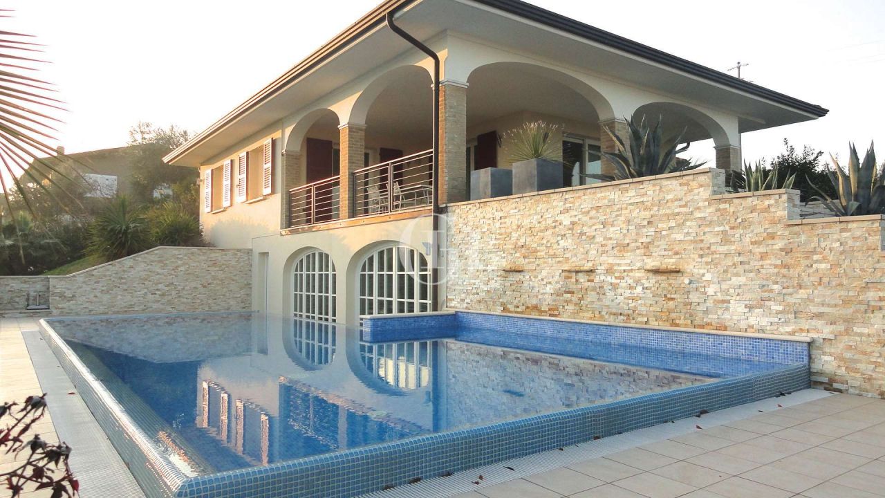 Villa on Lake Garda, Italy, 374 sq.m - picture 1