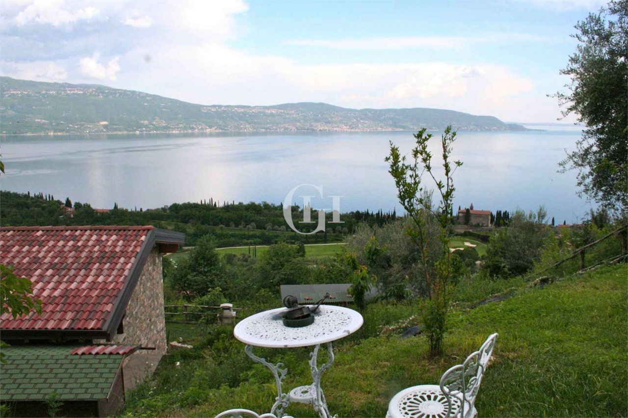 Villa on Lake Garda, Italy, 200 sq.m - picture 1