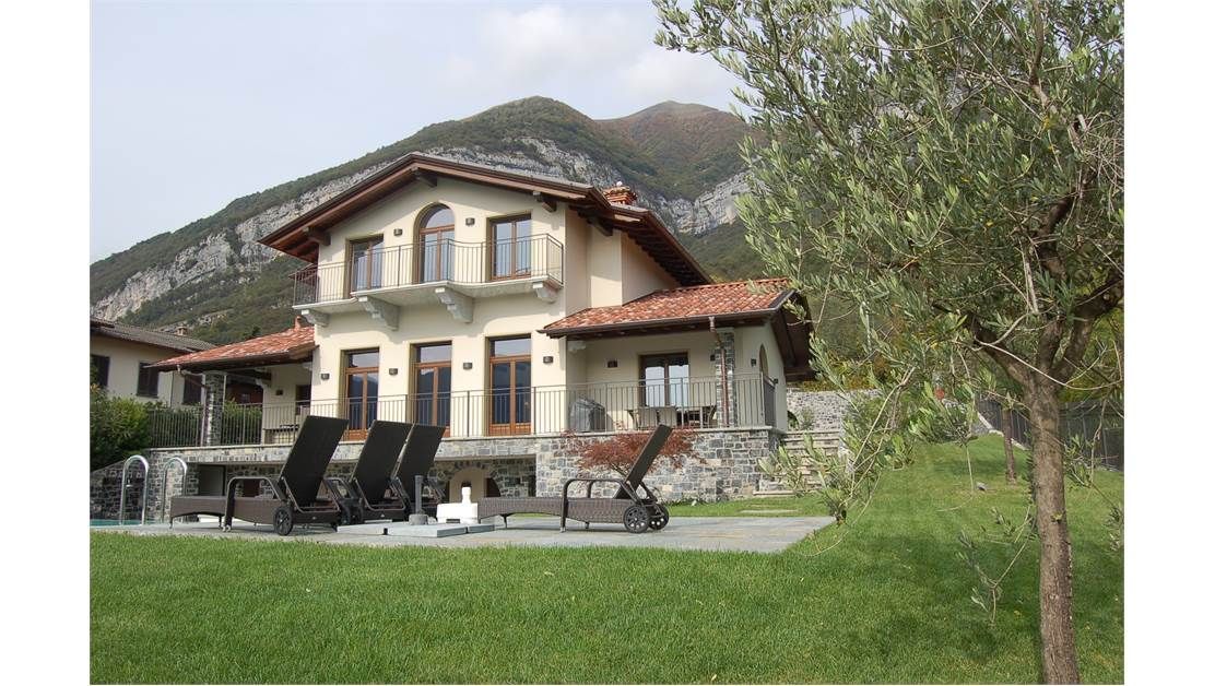 Villa on Lake Como, Italy, 350 sq.m - picture 1