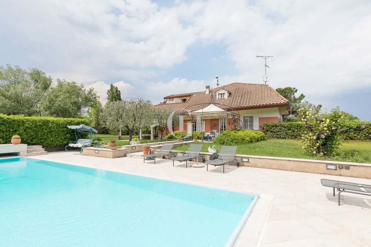 Villa on Lake Garda, Italy, 541.55 sq.m - picture 1