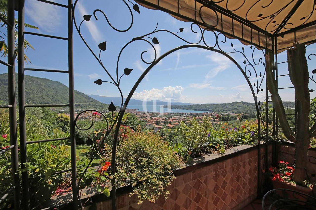 Villa on Lake Garda, Italy, 480 sq.m - picture 1