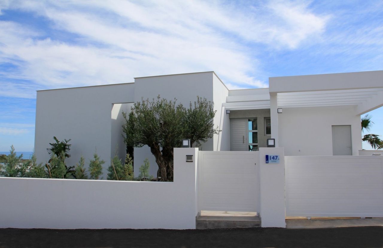 Villa in Alicante, Spain, 384 sq.m - picture 1