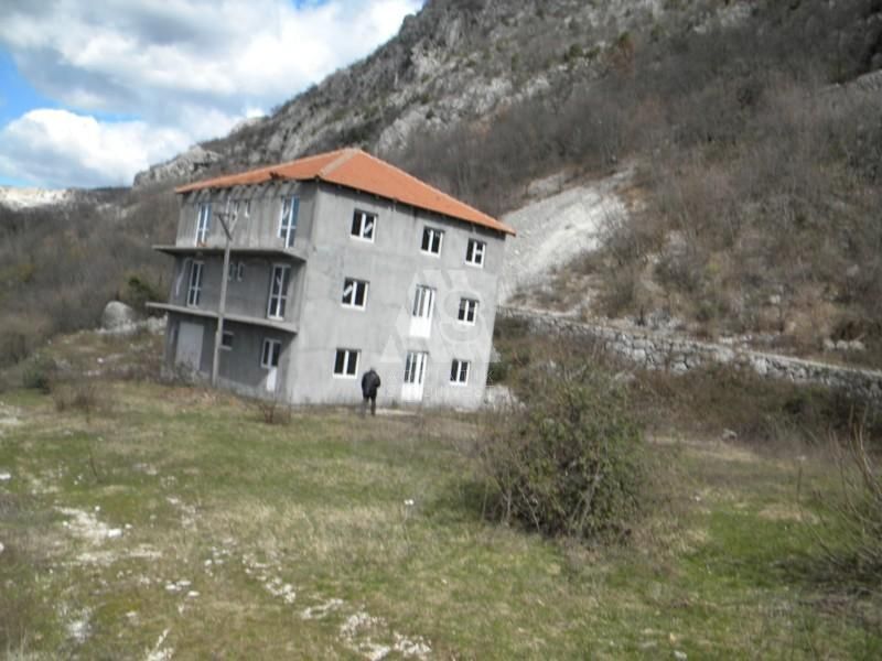 House in Niksic, Montenegro, 360 sq.m - picture 1