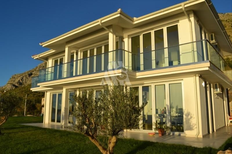 Villa in Rezevici, Montenegro, 285 sq.m - picture 1