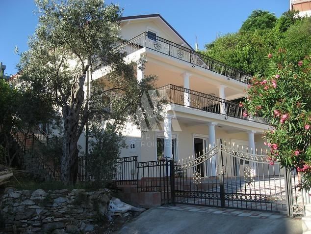 House in Ulcinj, Montenegro, 450 sq.m - picture 1