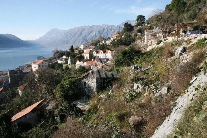 Land in Perast, Montenegro, 1 065 sq.m - picture 1