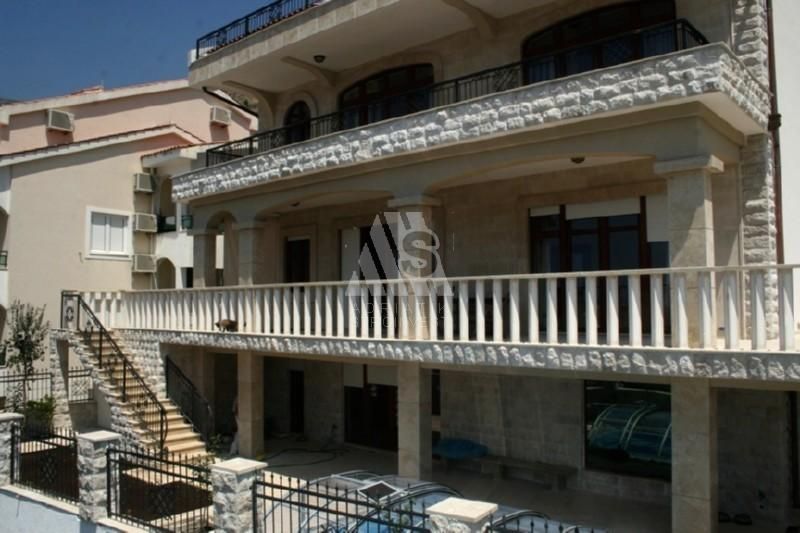 Villa in Petrovac, Montenegro, 760 sq.m - picture 1