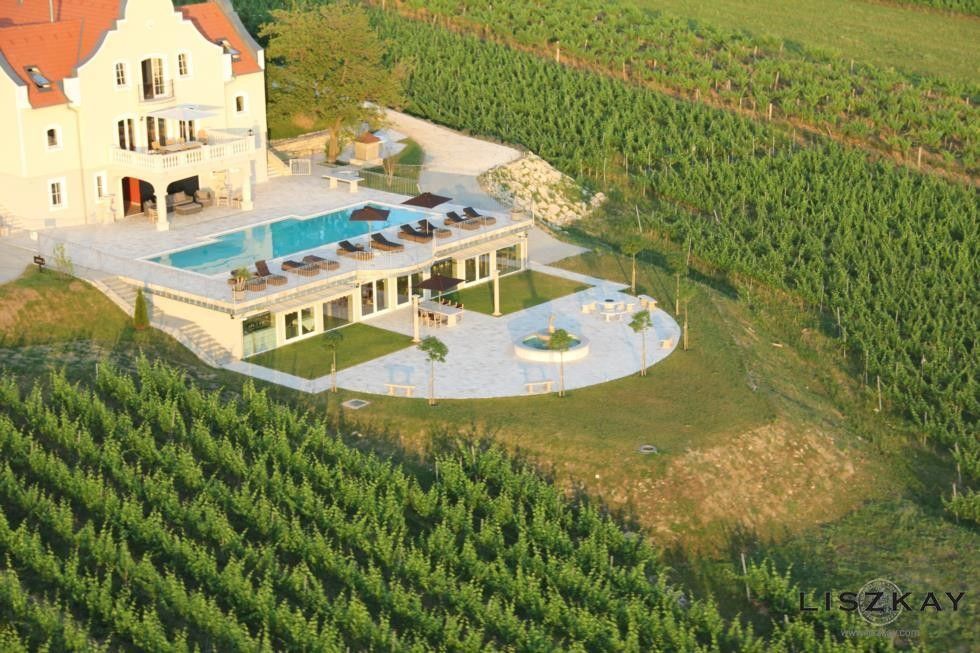 Villa Monoszló, Ungarn, 1 615 m2 - Foto 1