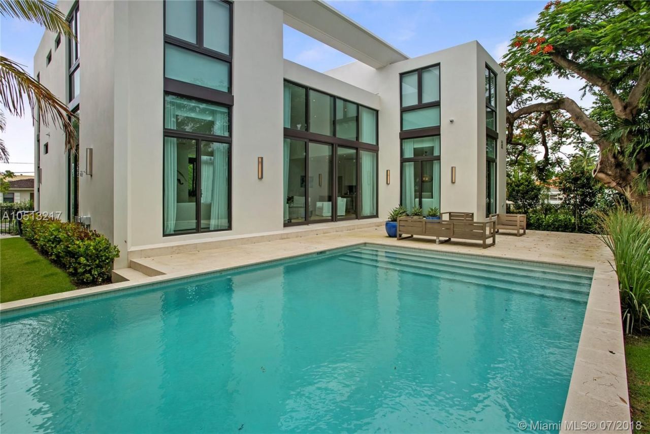 Villa à Miami, États-Unis, 310 m2 - image 1