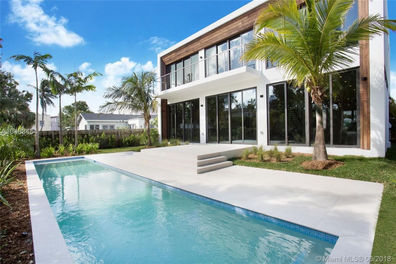 Villa à Miami, États-Unis, 390 m2 - image 1