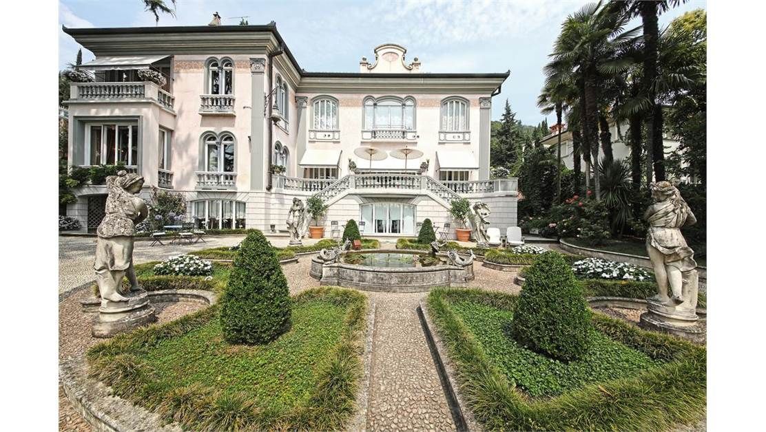 Villa on Lake Garda, Italy, 700 sq.m - picture 1