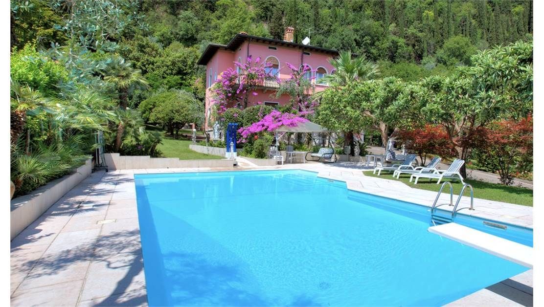 Villa on Lake Garda, Italy, 600 sq.m - picture 1