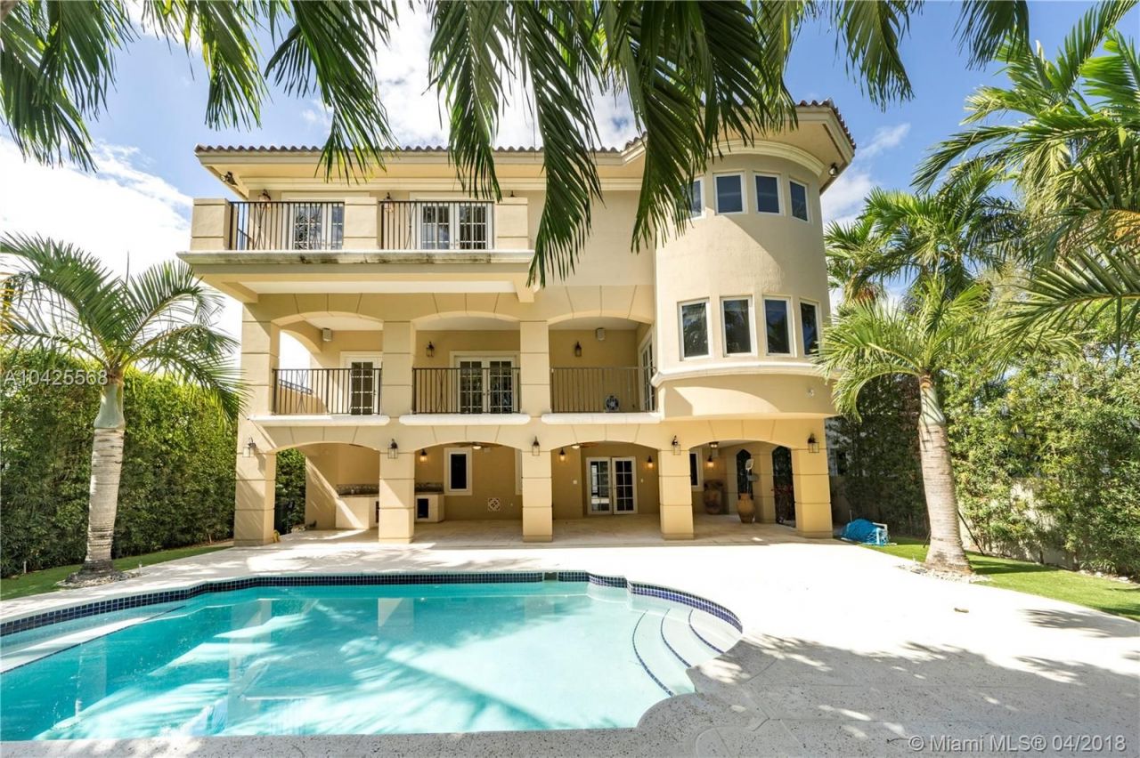 Villa à Miami, États-Unis, 640 m2 - image 1
