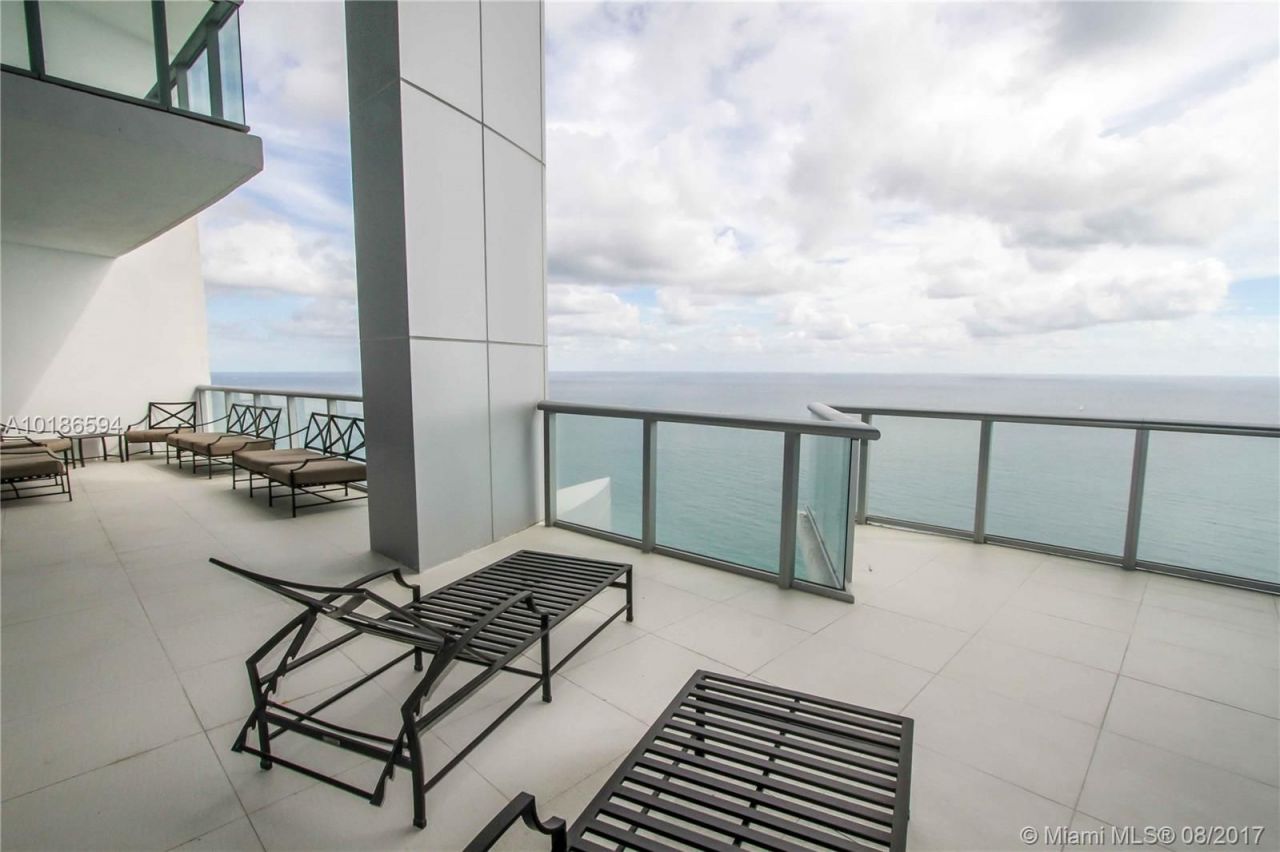 Penthouse in Miami, USA, 400 m² - picture 1