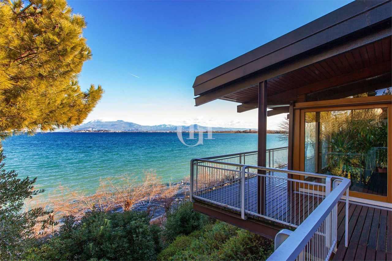 Villa on Lake Garda, Italy, 994 sq.m - picture 1