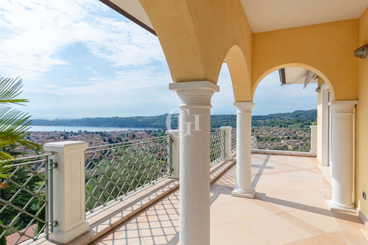 Villa on Lake Garda, Italy, 570 sq.m - picture 1