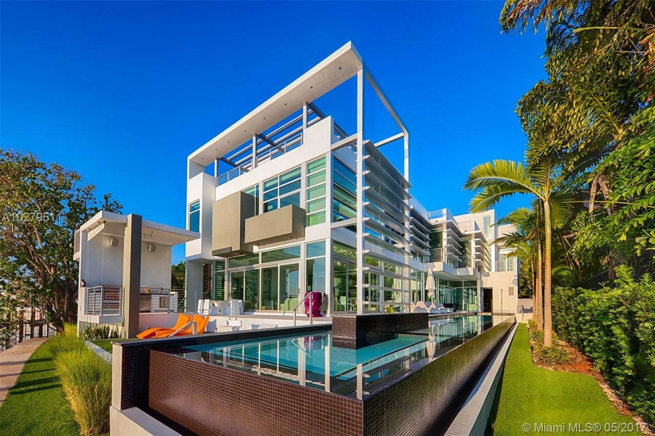 Villa à Miami, États-Unis, 660 m2 - image 1