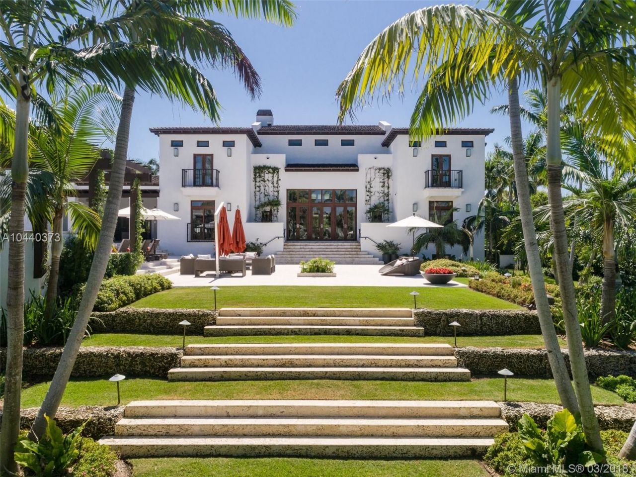 Villa à Miami, États-Unis, 1 400 m2 - image 1