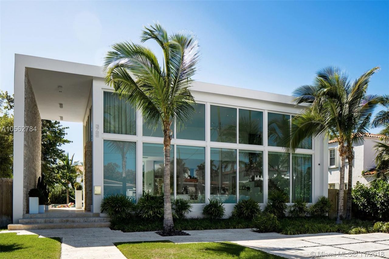 Villa à Miami, États-Unis, 360 m2 - image 1