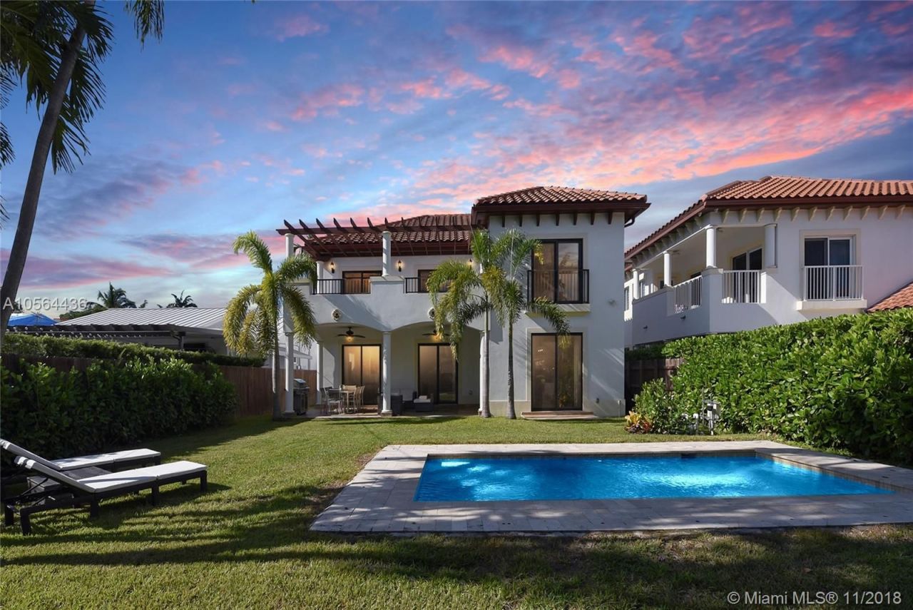 Villa à Miami, États-Unis, 340 m2 - image 1