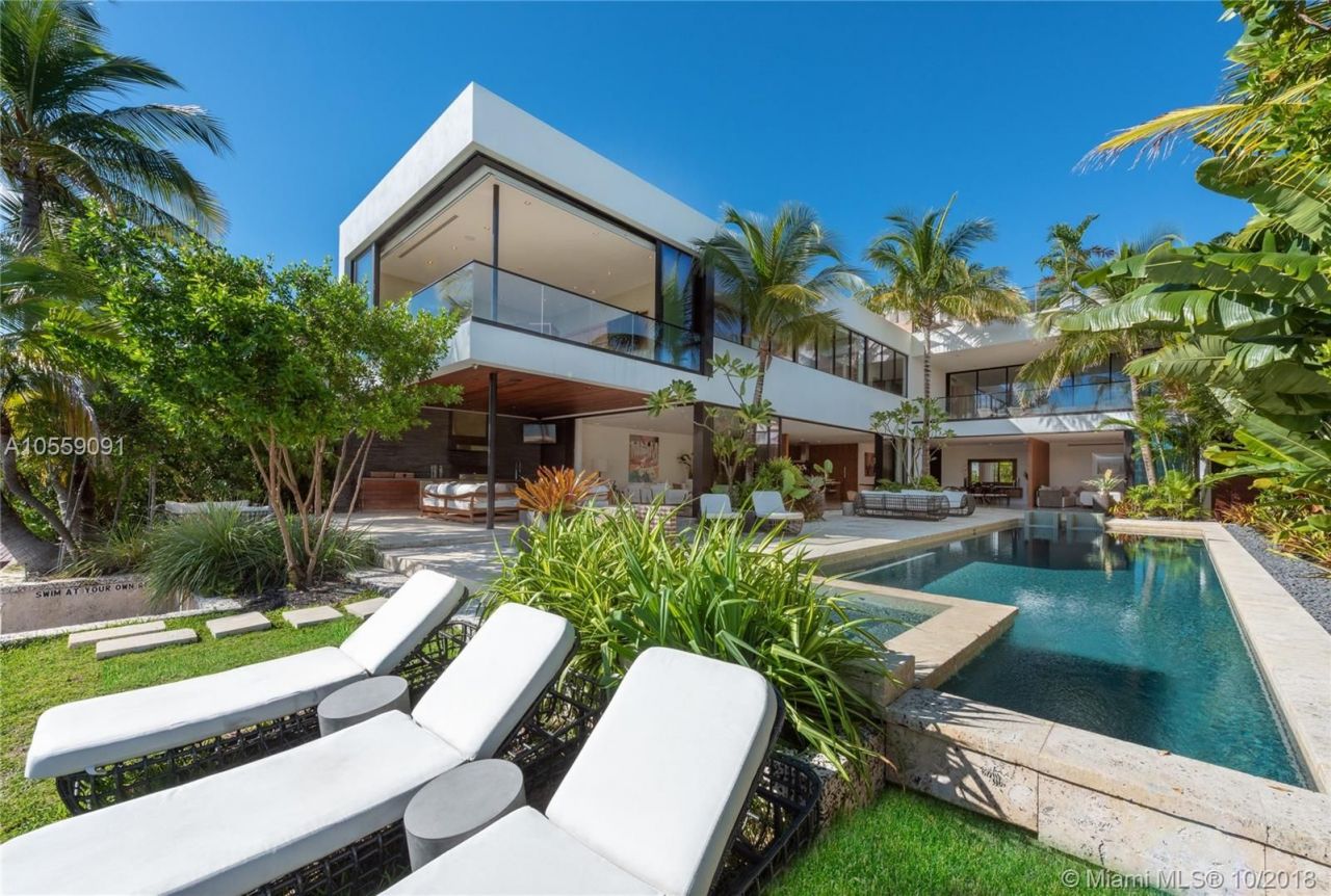 Villa à Miami, États-Unis, 650 m2 - image 1