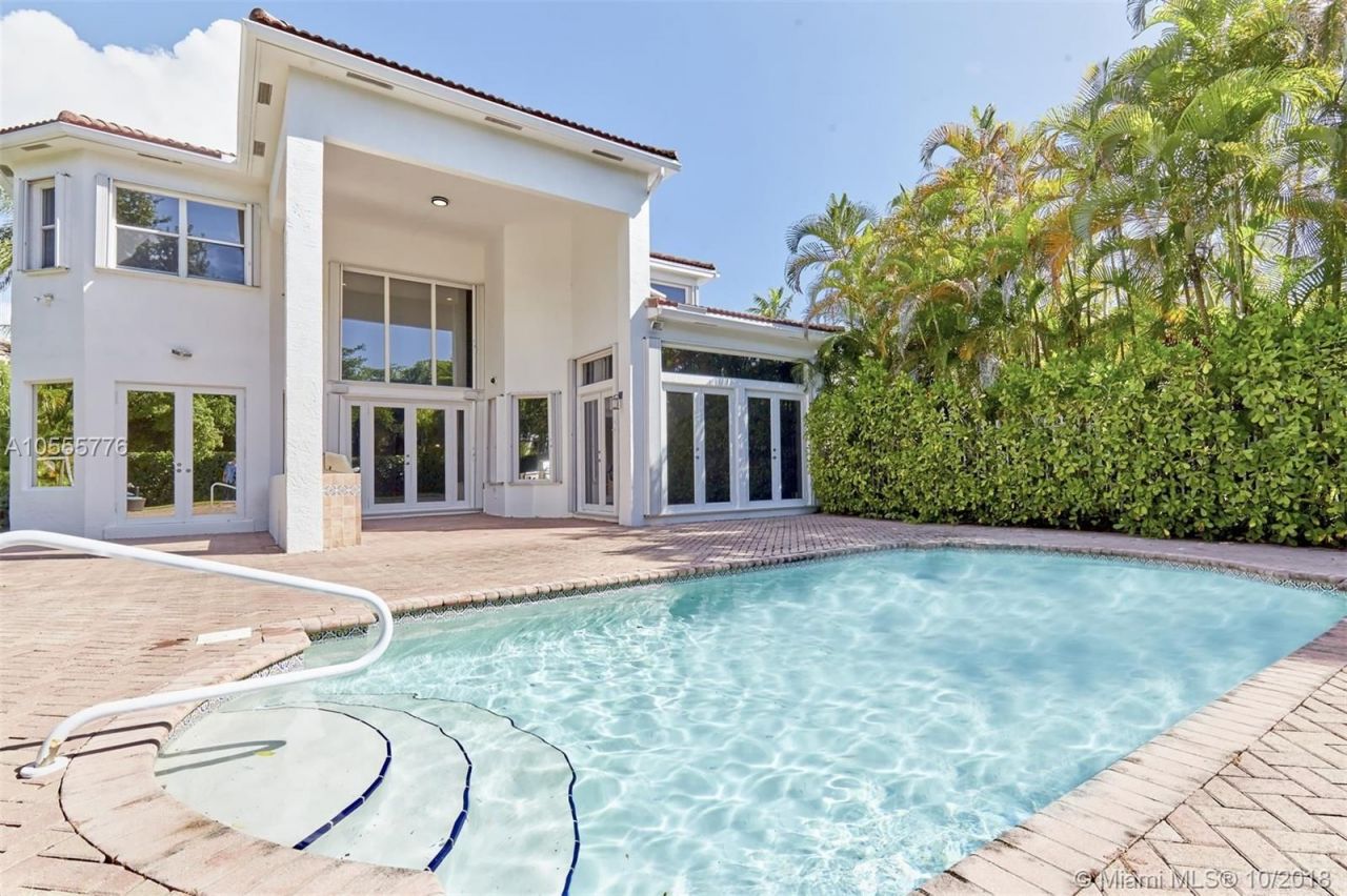 Villa à Miami, États-Unis, 420 m2 - image 1