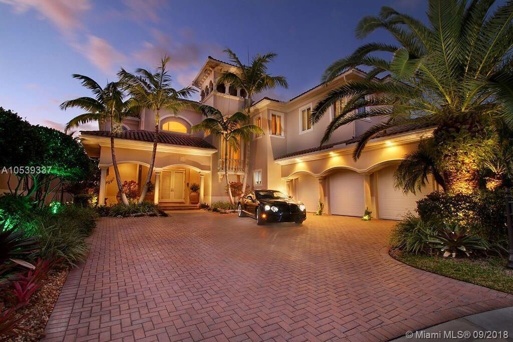 Villa à Miami, États-Unis, 550 m2 - image 1