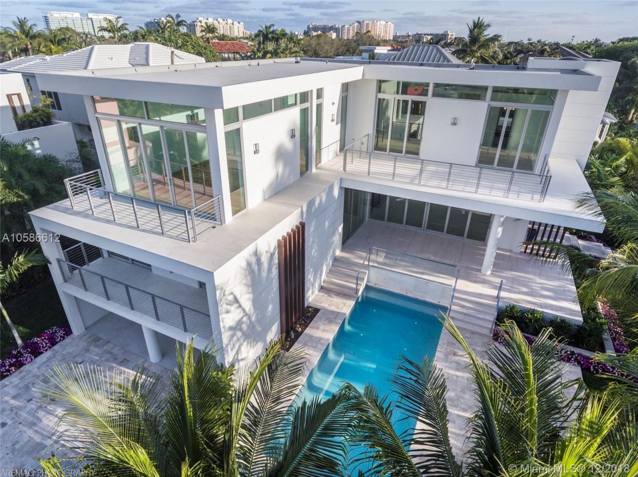 Villa in Miami, USA, 450 sq.m - picture 1