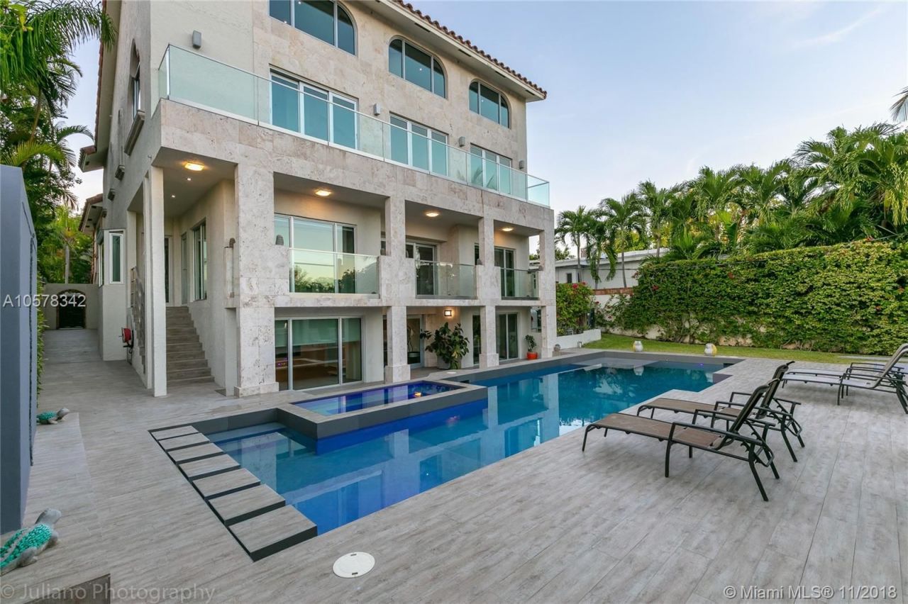 House in Miami, USA, 600 sq.m - picture 1