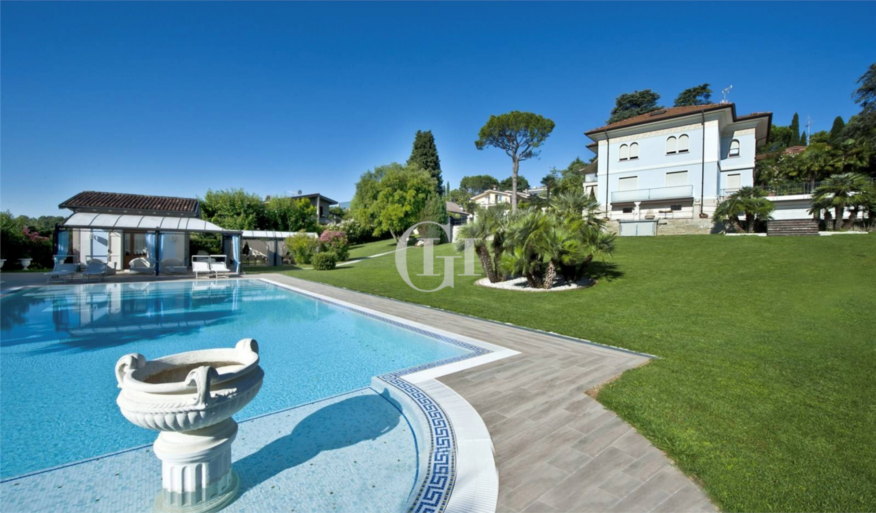 Villa on Lake Garda, Italy, 990 sq.m - picture 1