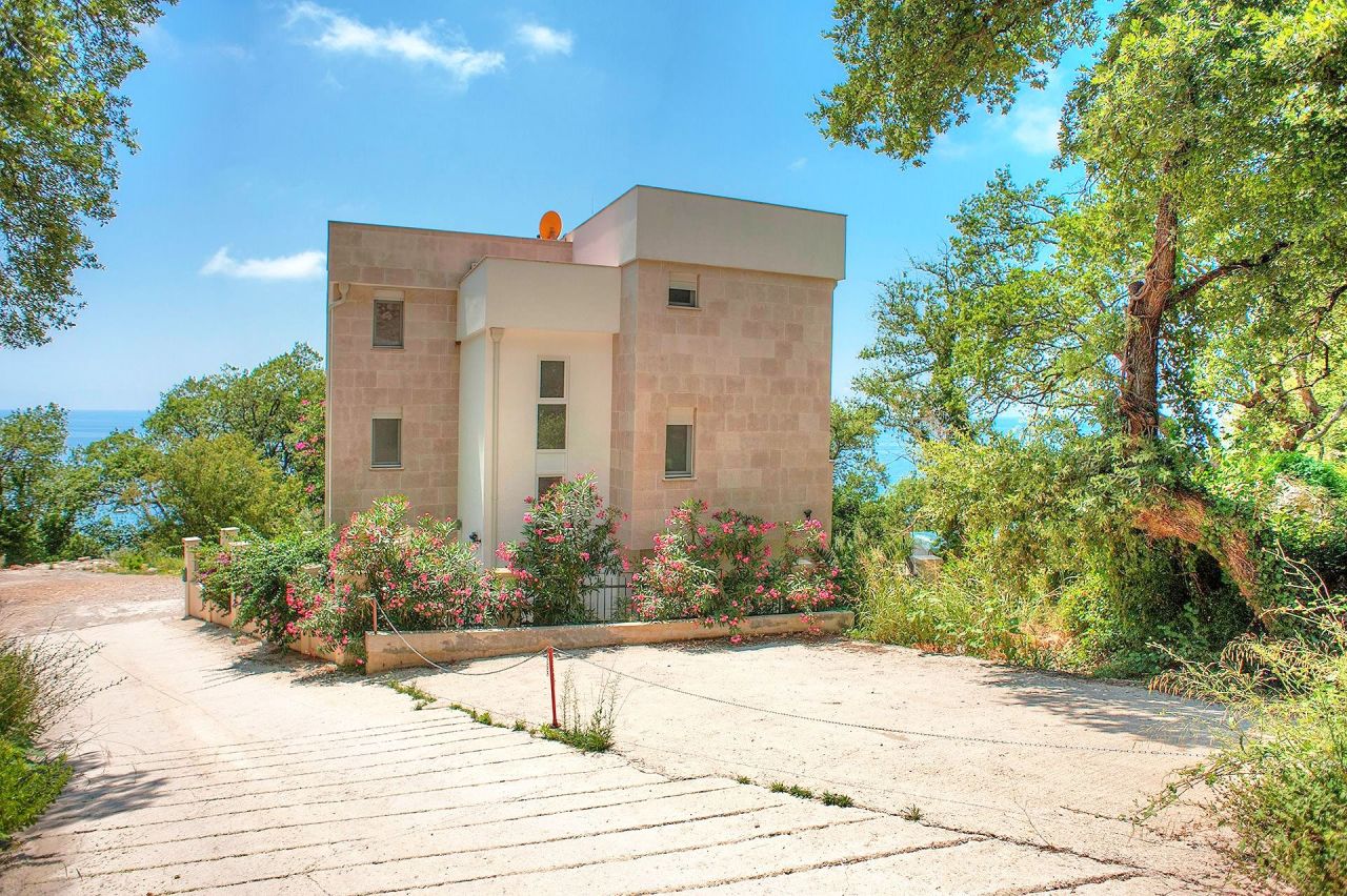 House in Rezevici, Montenegro, 415 sq.m - picture 1