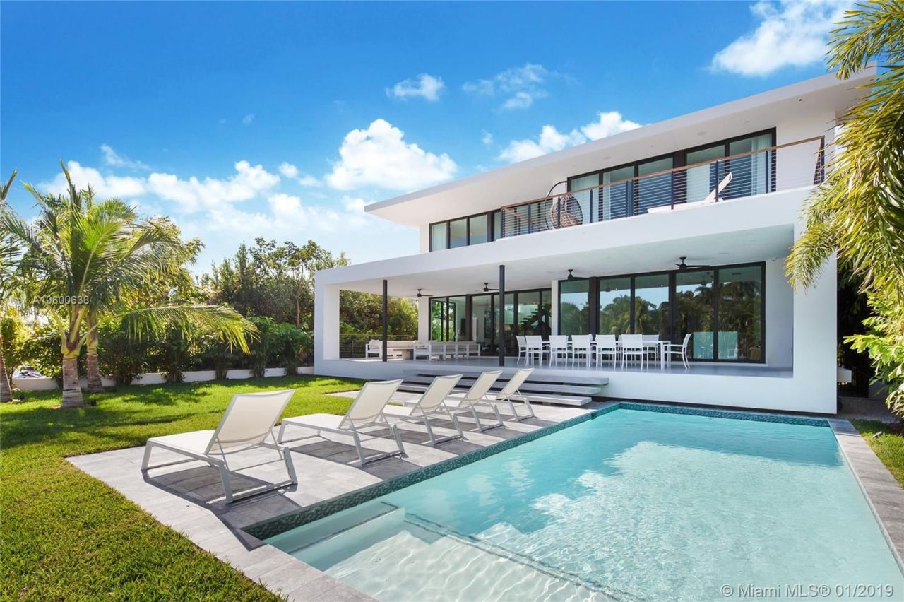 Villa à Miami, États-Unis, 470 m2 - image 1