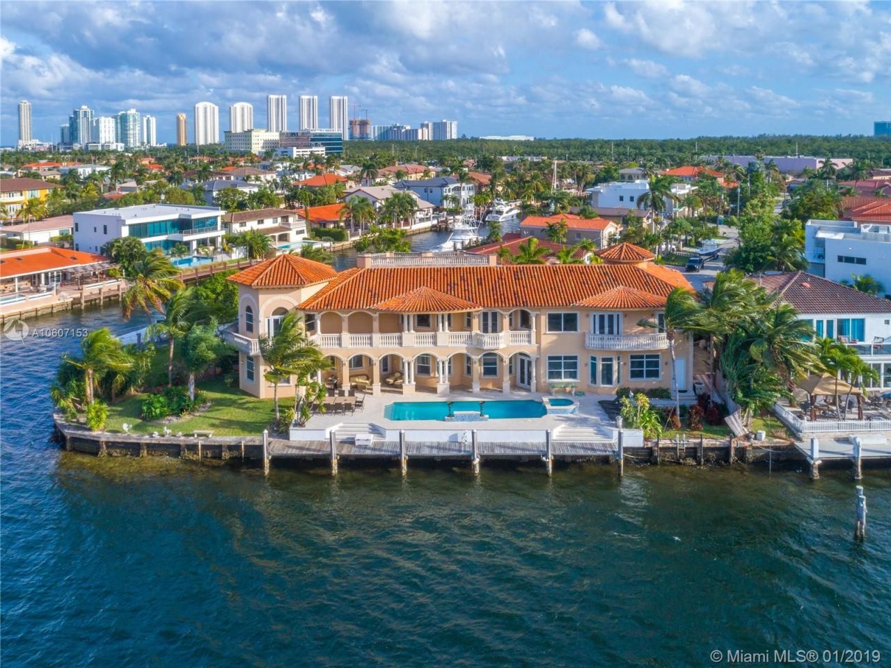 Villa in Miami, USA, 780 sq.m - picture 1