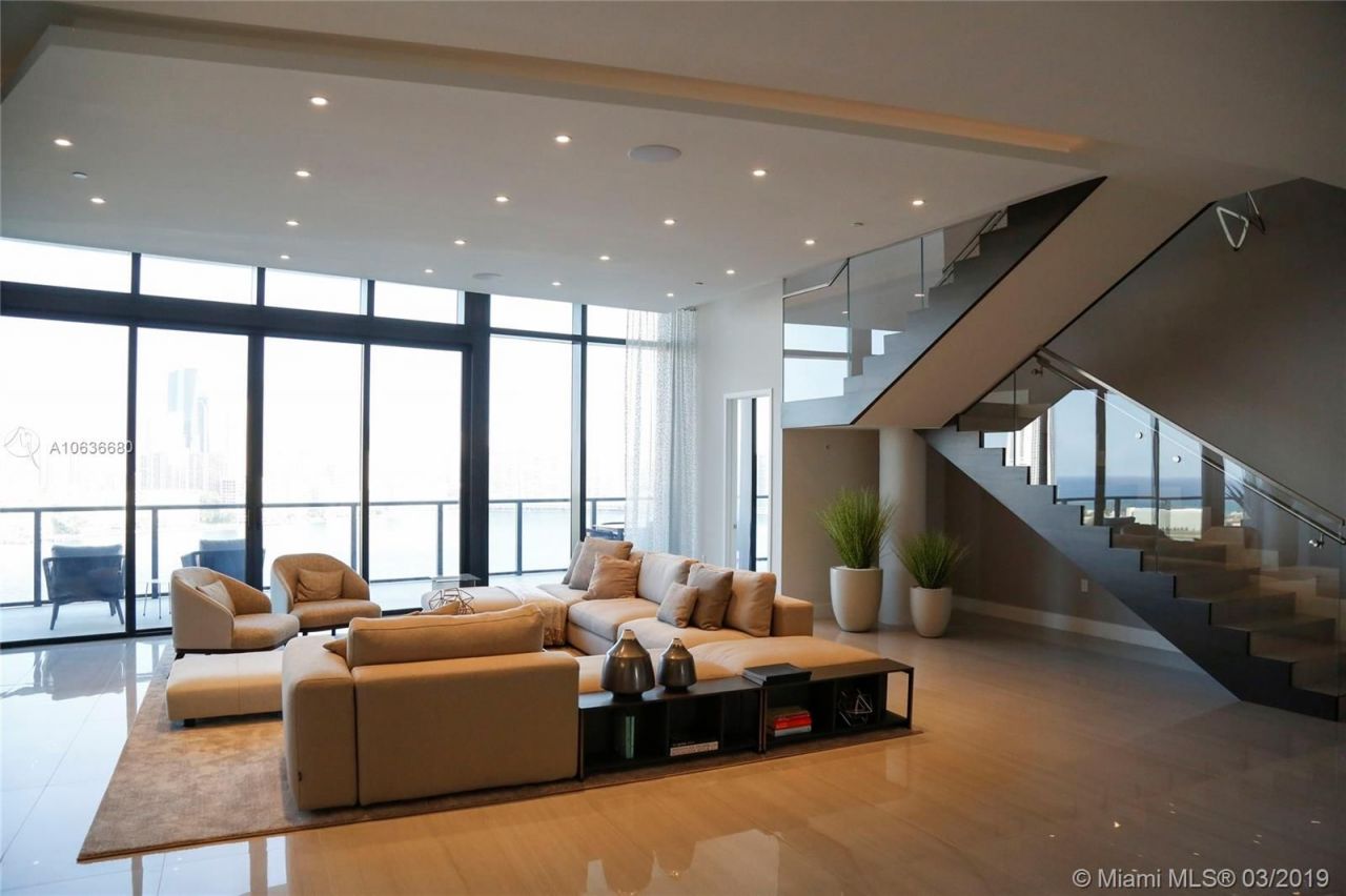 Penthouse in Miami, USA, 650 sq.m - picture 1