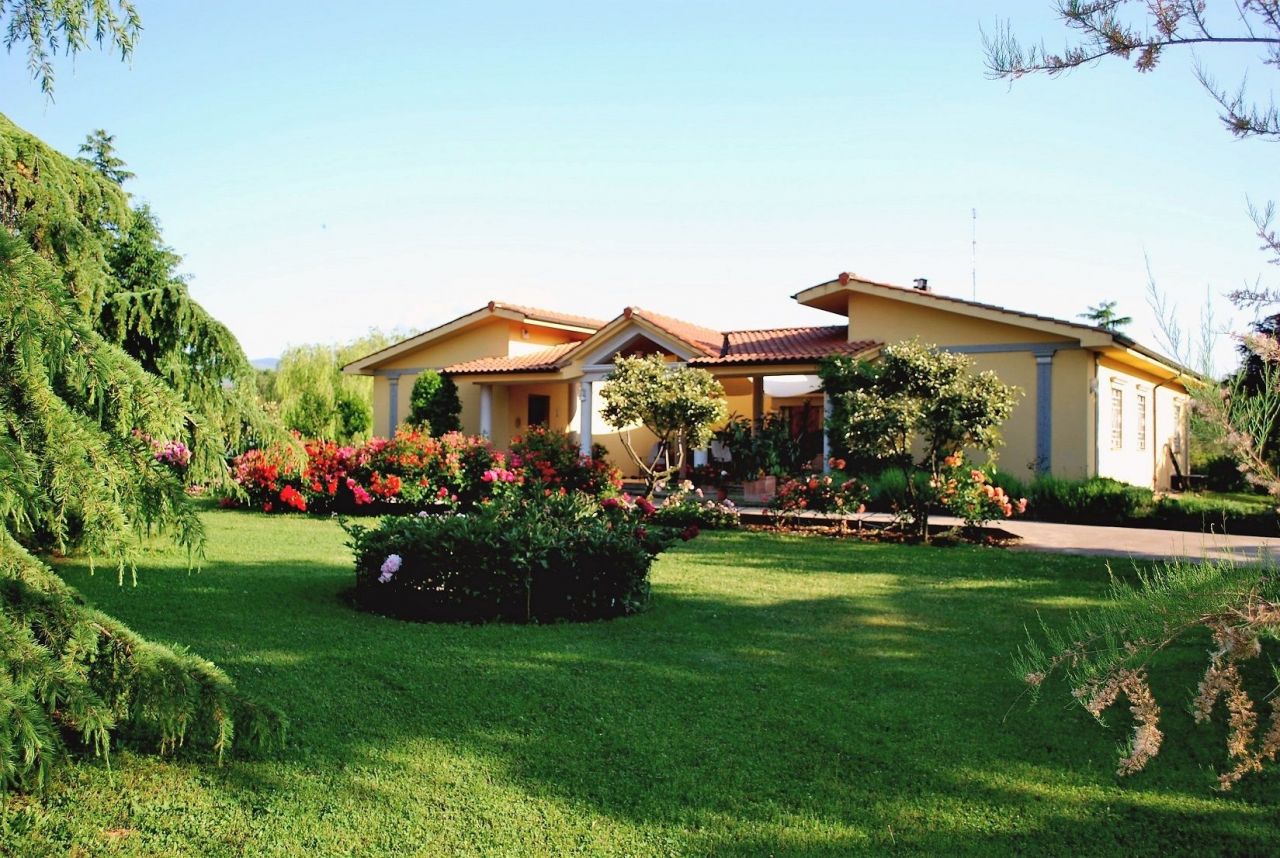 Villa in Viterbo, Italy, 316 sq.m - picture 1
