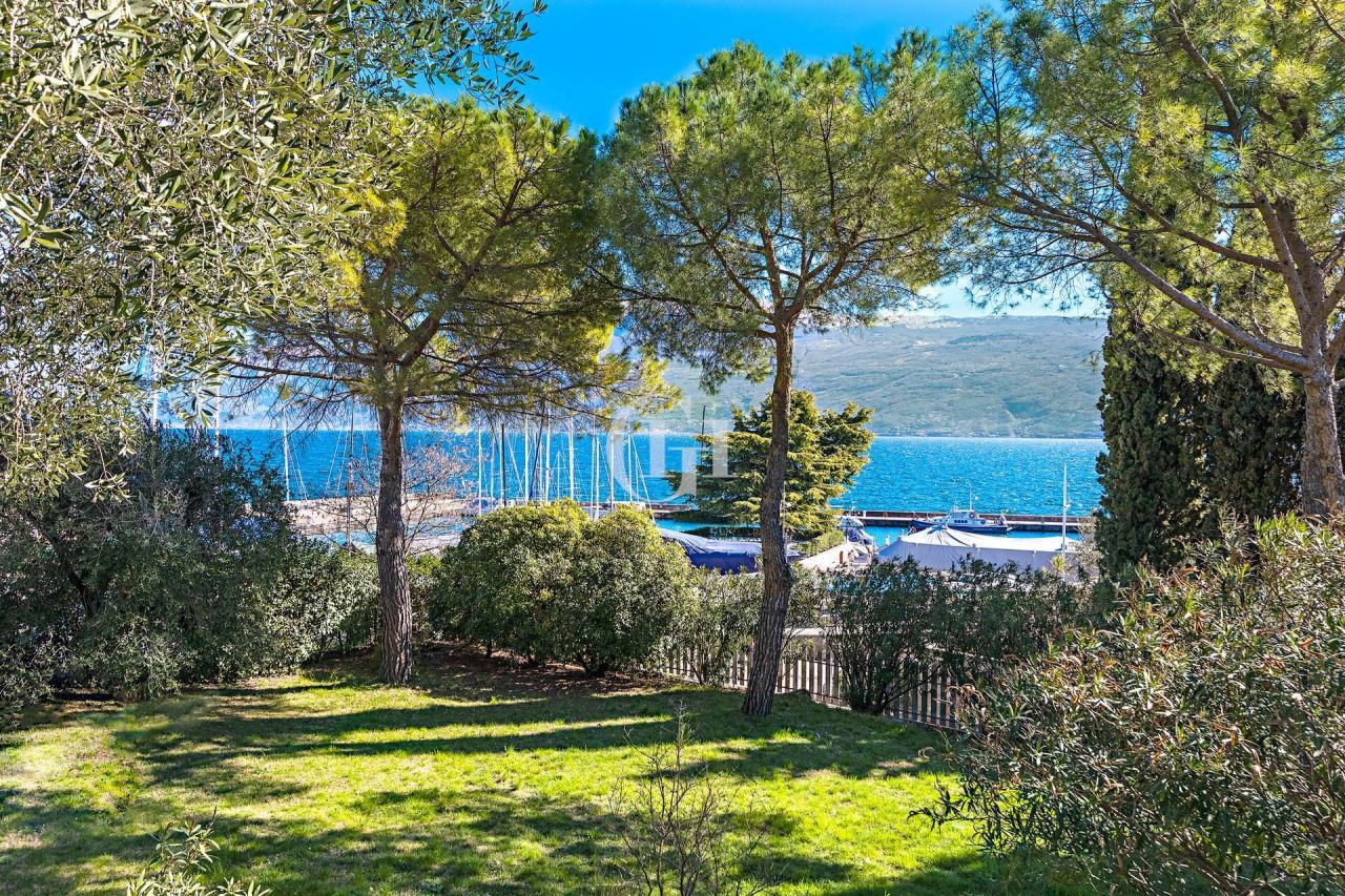Villa on Lake Garda, Italy, 230 sq.m - picture 1