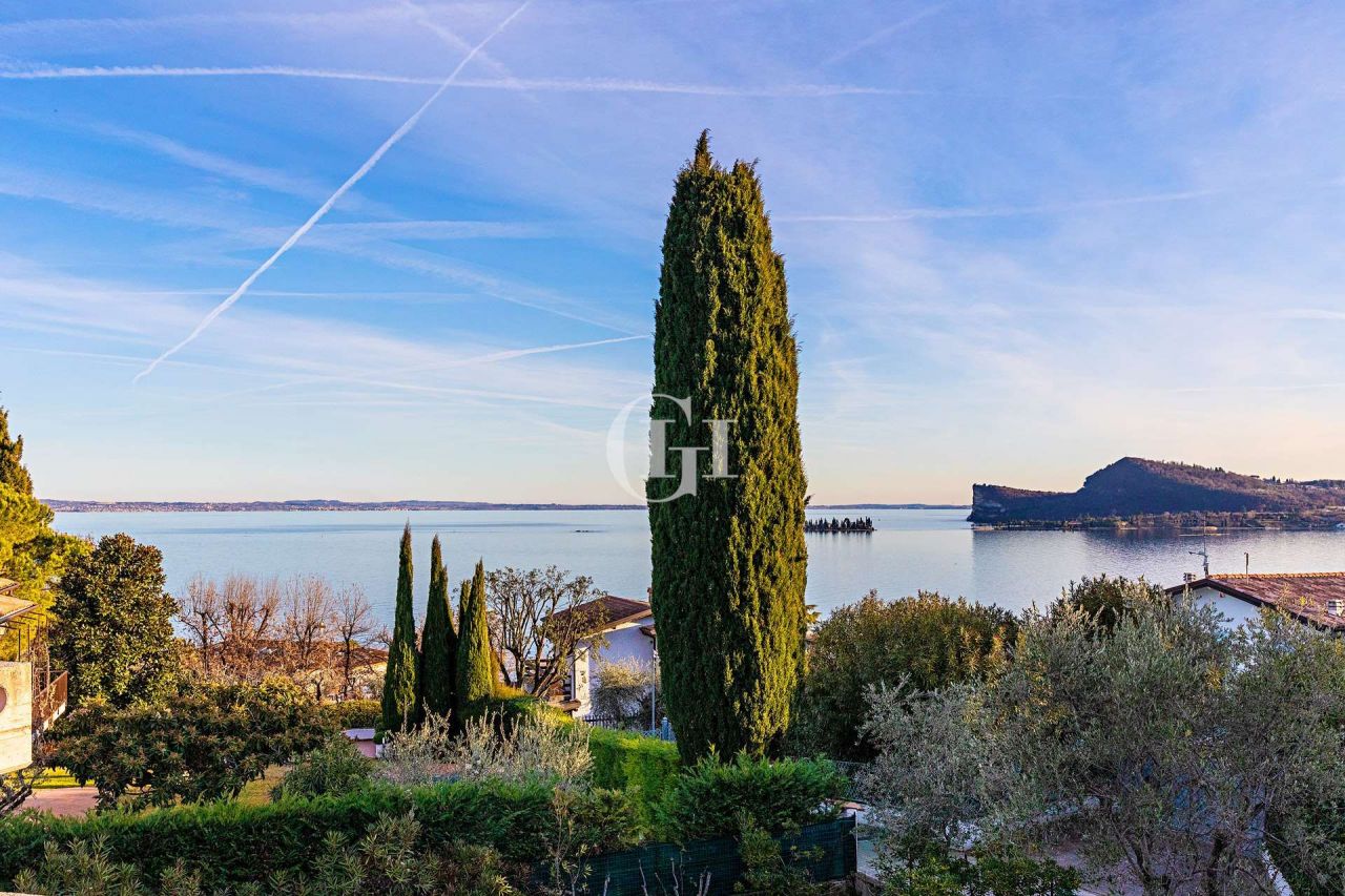 Villa on Lake Garda, Italy, 324 sq.m - picture 1