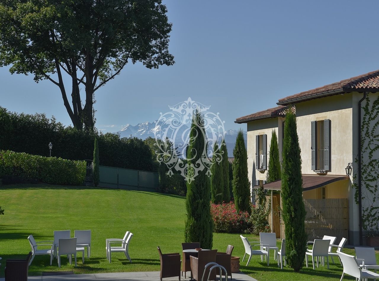 Villa à Galliate, Italie, 1 100 m2 - image 1