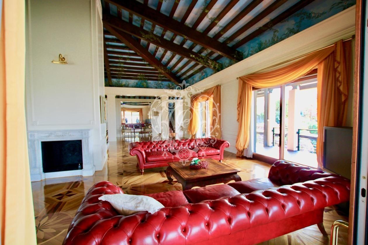 Villa in Sirtori, Italy, 800 sq.m - picture 1