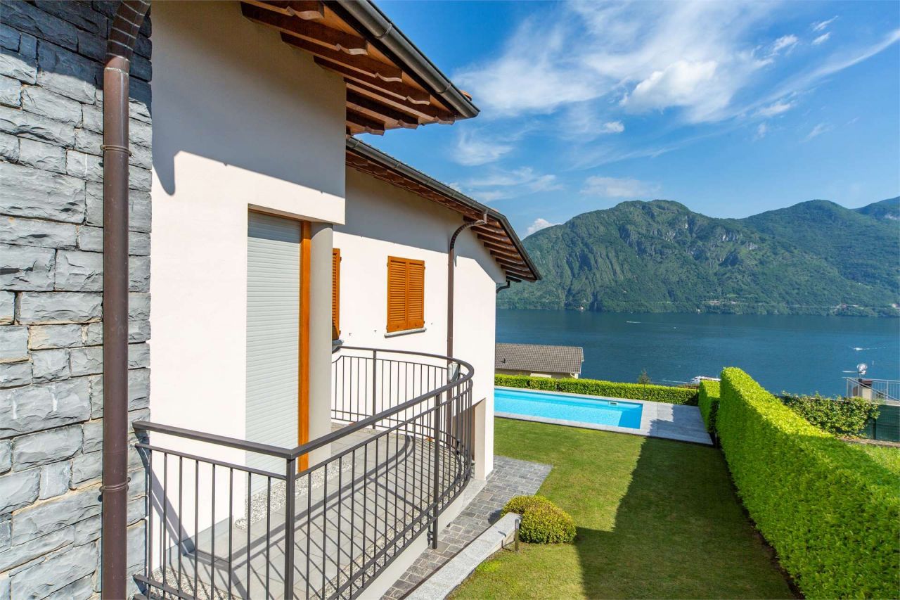Villa on Lake Como, Italy, 200 sq.m - picture 1