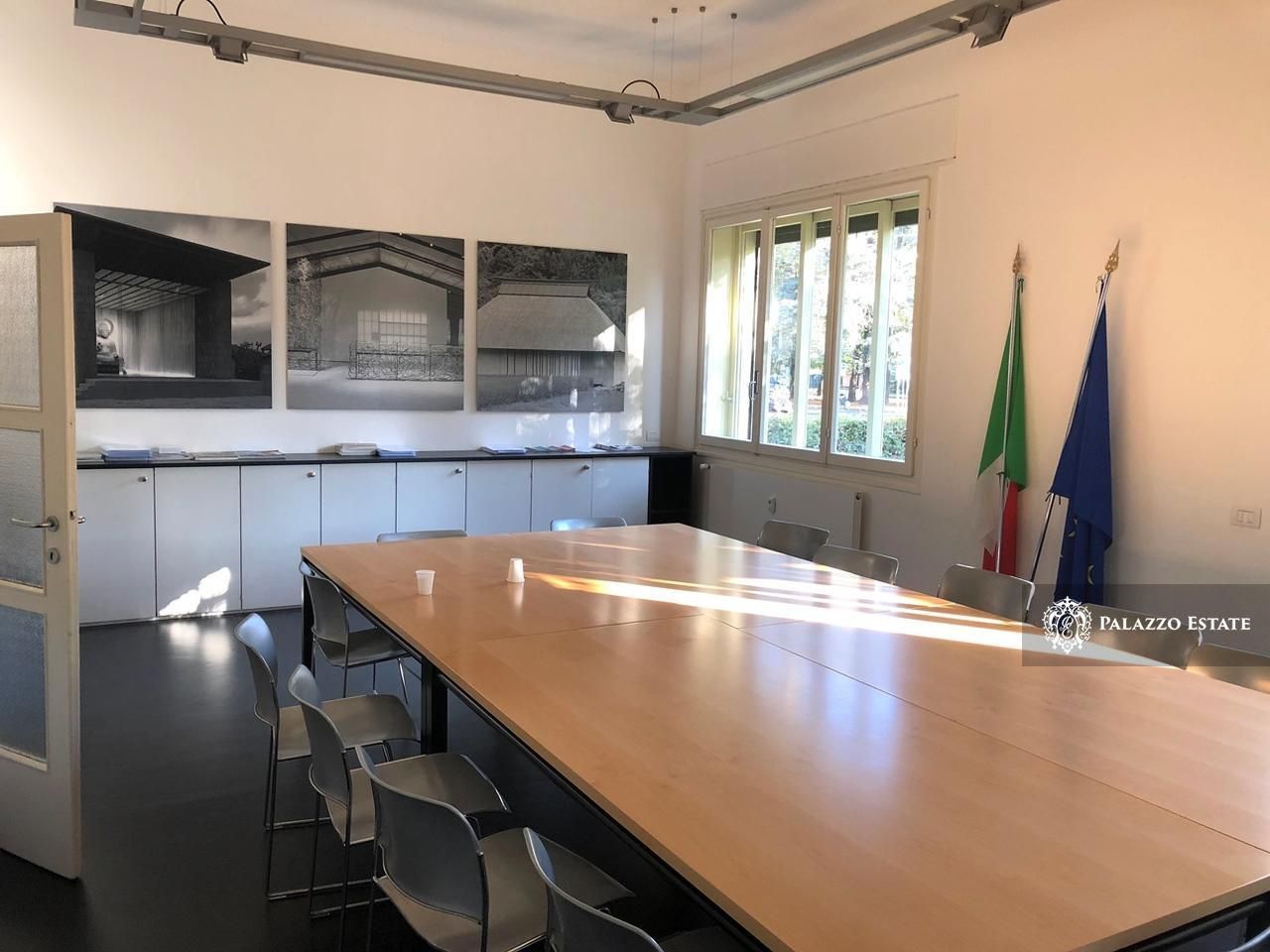 Oficina por Lago de Como, Italia, 360 m2 - imagen 1