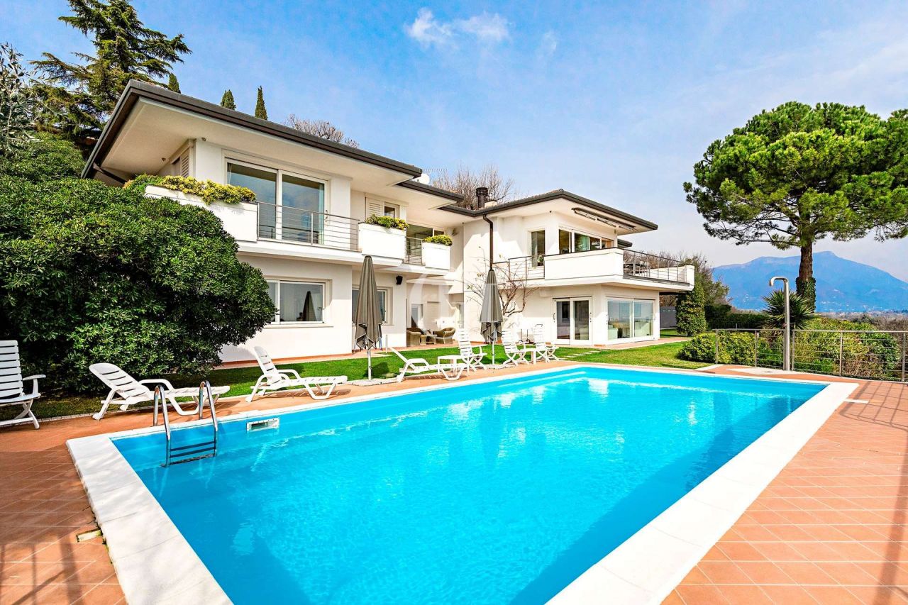 Villa on Lake Garda, Italy, 550 sq.m - picture 1