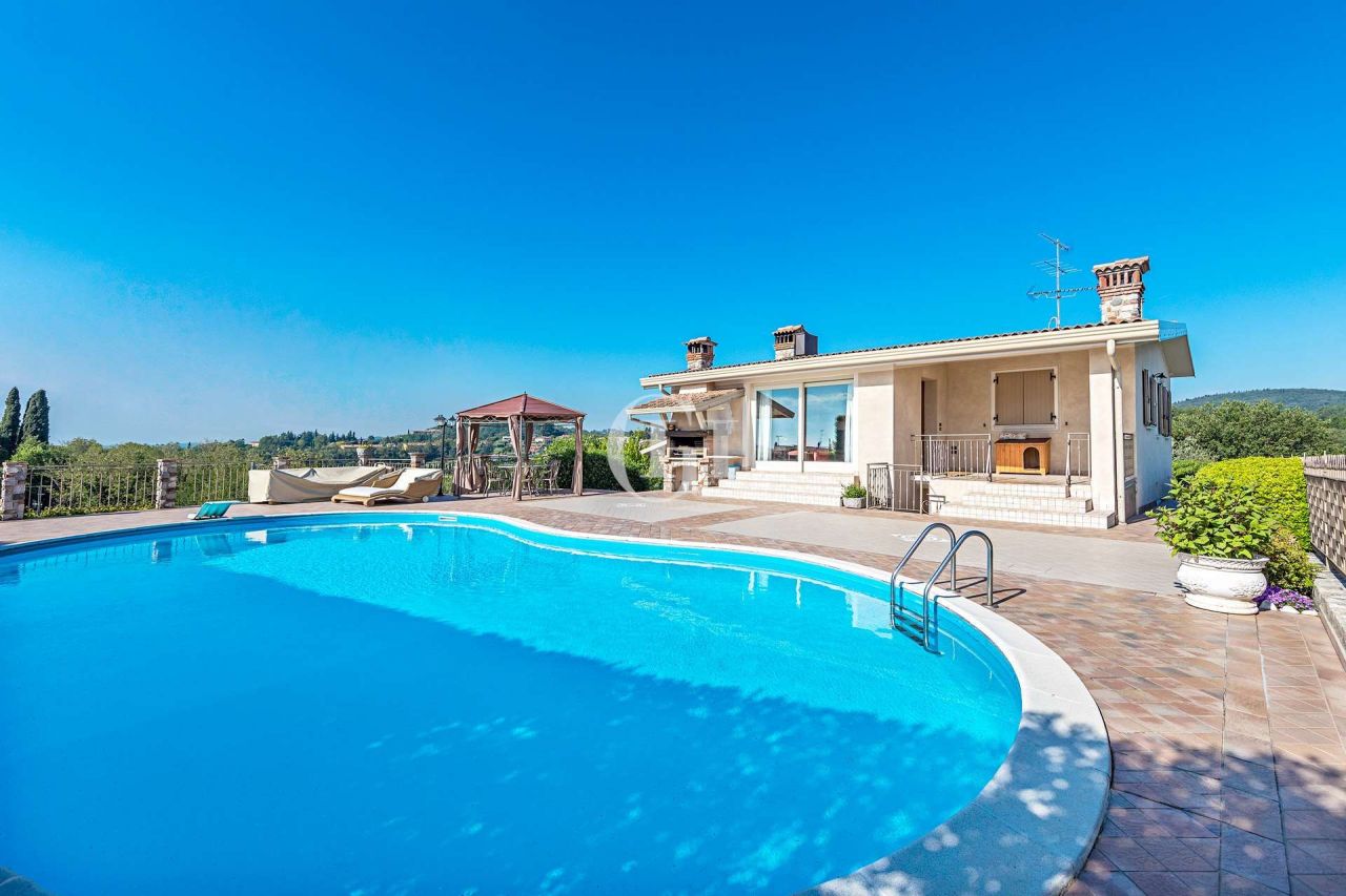 Villa on Lake Garda, Italy, 250 sq.m - picture 1