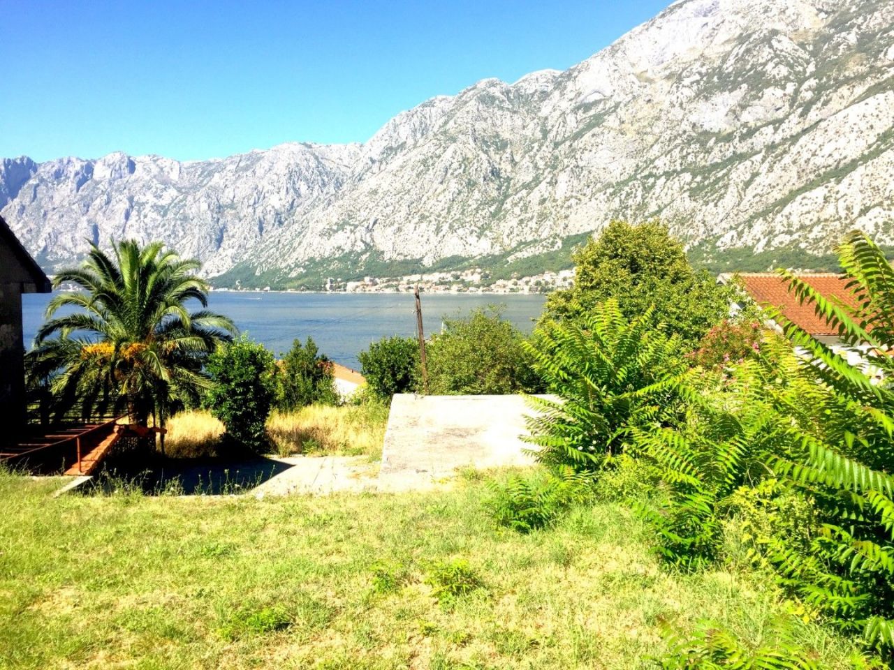 Land in Prcanj, Montenegro, 1 500 sq.m - picture 1