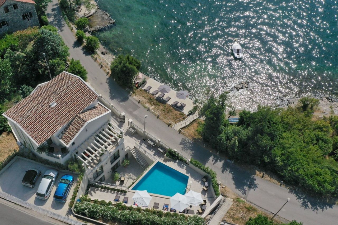 Hotel in Dobrota, Montenegro, 550 sq.m - picture 1