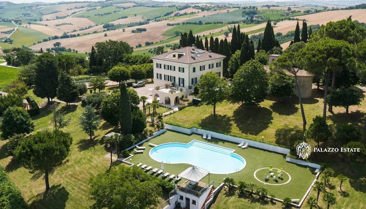 Villa à Macérata, Italie, 1 207 m2 - image 1