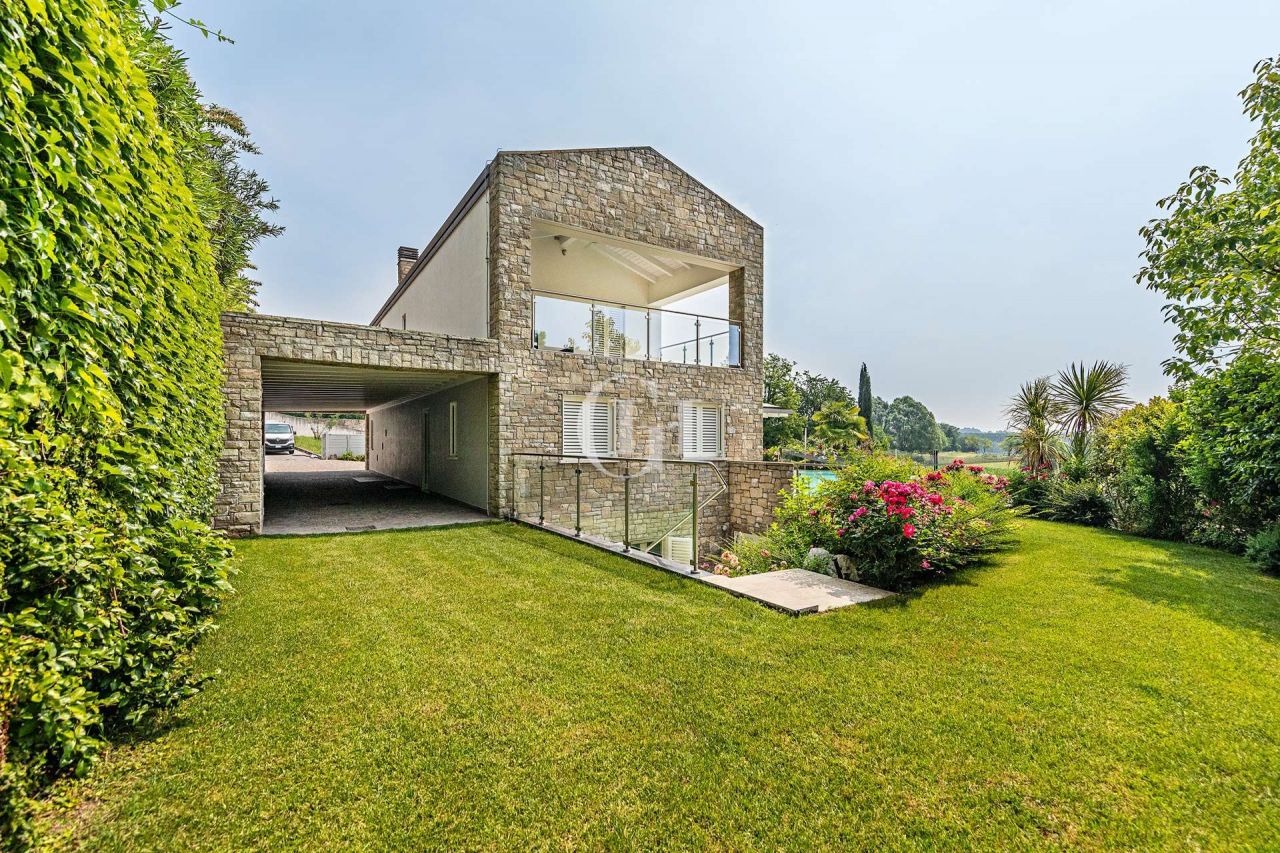 Villa on Lake Garda, Italy, 362 sq.m - picture 1