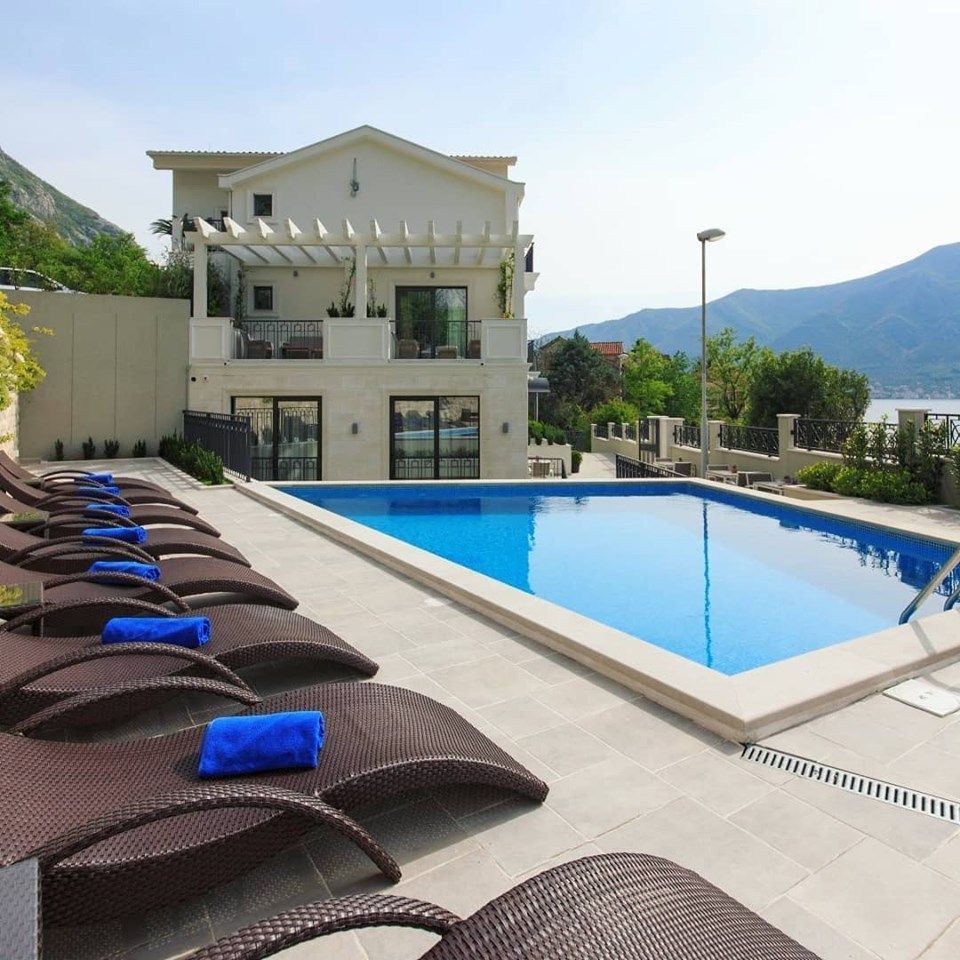 Hotel in Dobrota, Montenegro, 420 sq.m - picture 1