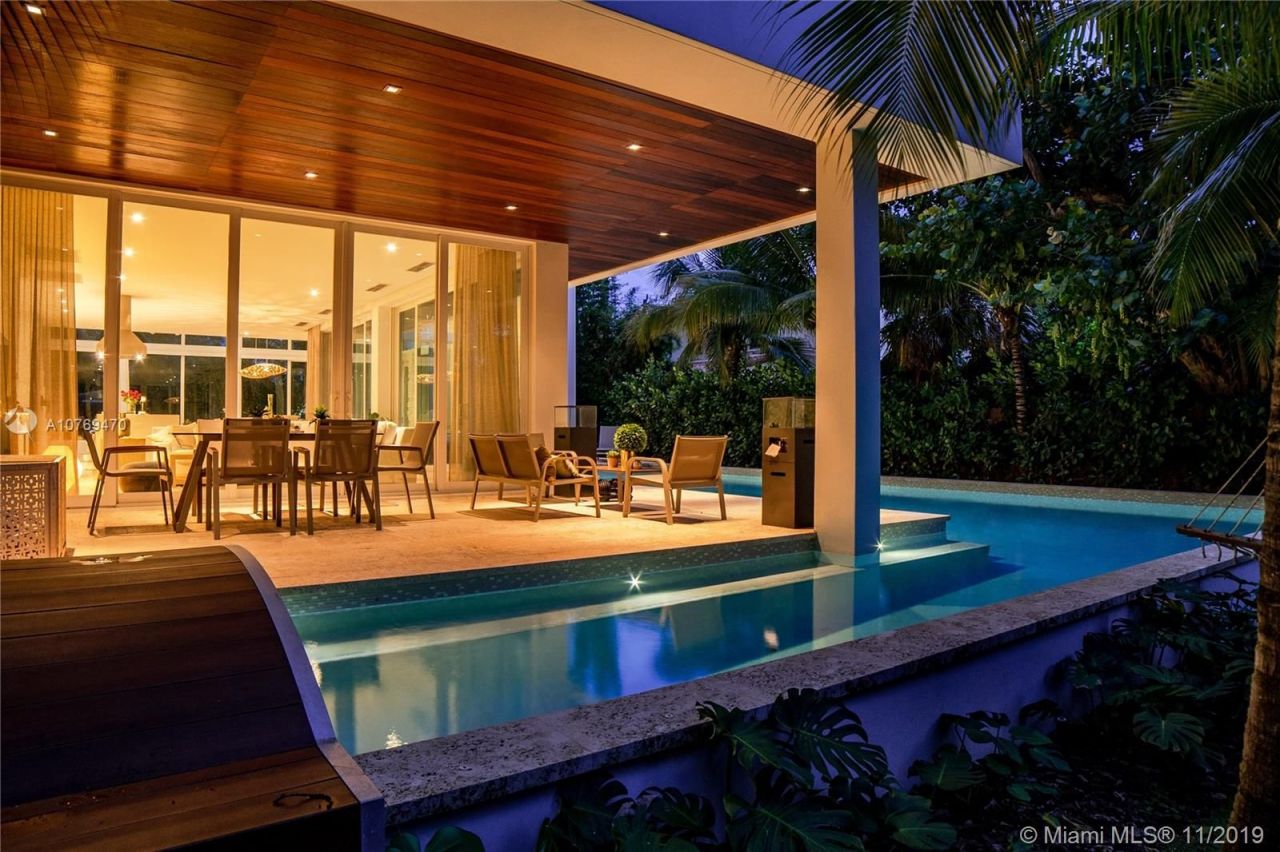 Villa à Miami, États-Unis, 350 m² - image 1
