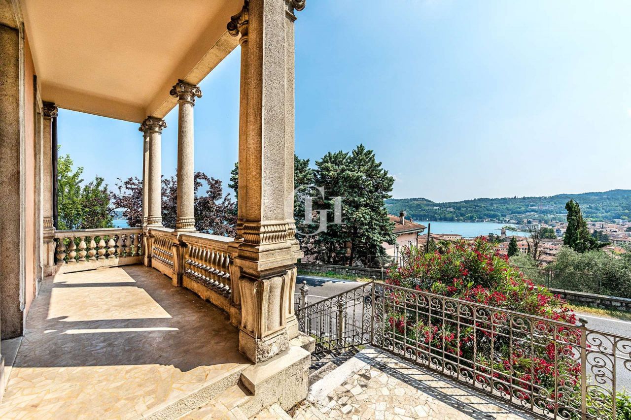 Villa on Lake Garda, Italy, 742 sq.m - picture 1